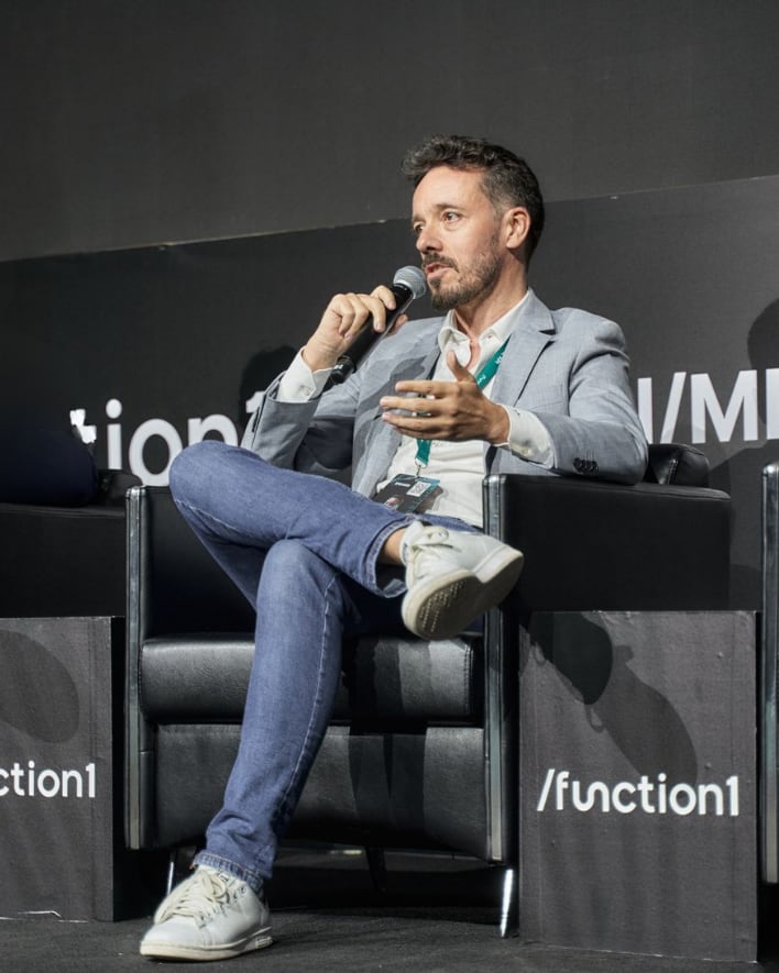Luís Rodrigues speaking on an AI panel